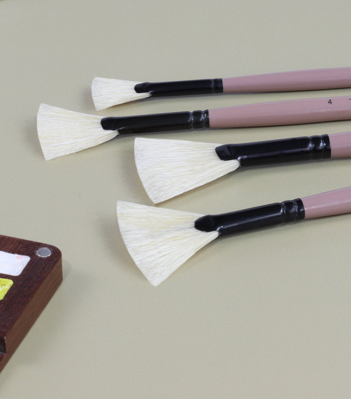 Saphire Fan Paint Brush Set of 4 | Professional Taklon Synthetic Long Handle Artist Brushes for Blending, Texture, Foliage & Cloud Effects | Acrylic, Watercolor, Oil, Gouache & Craft Painting - Isomars